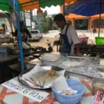 Slotici_na_cestach_Thajsko_Phetchaburi_stanek_s_jidlem